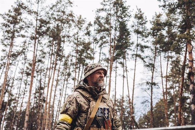 Un soldado del ejército ucraniano observa desde su puesto de control, a 6 de marzo de 2022, en Irpin (Ucrania). 