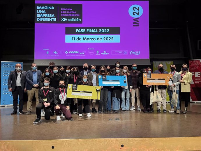Estudiantes ganadores del concurso 'Imagina una empresa diferente', que organiza el INFO con la colaboración de la UMU, Ceeim y Ceeic