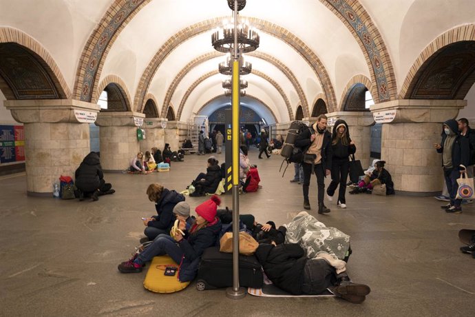 Ciutadans ucranesos refugiats al metro de Kíiv