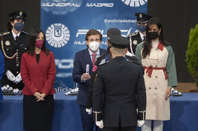 (I-D) La delegada del Gobierno en la Comunidad Madrid, Mercedes González; el alcalde de Madrid, José Luis Martínez-Almeida y la vicealcaldesa de Madrid, Begoña Villacís, en la entrega de nombramientos y acatamiento a la Constitución Española de la 52 p