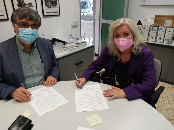 La presidenta de la entidad Sos Voluntarios de Son Reus, Lynda Commons, y el regidor Ramon Perpiny en la firma del convenio.