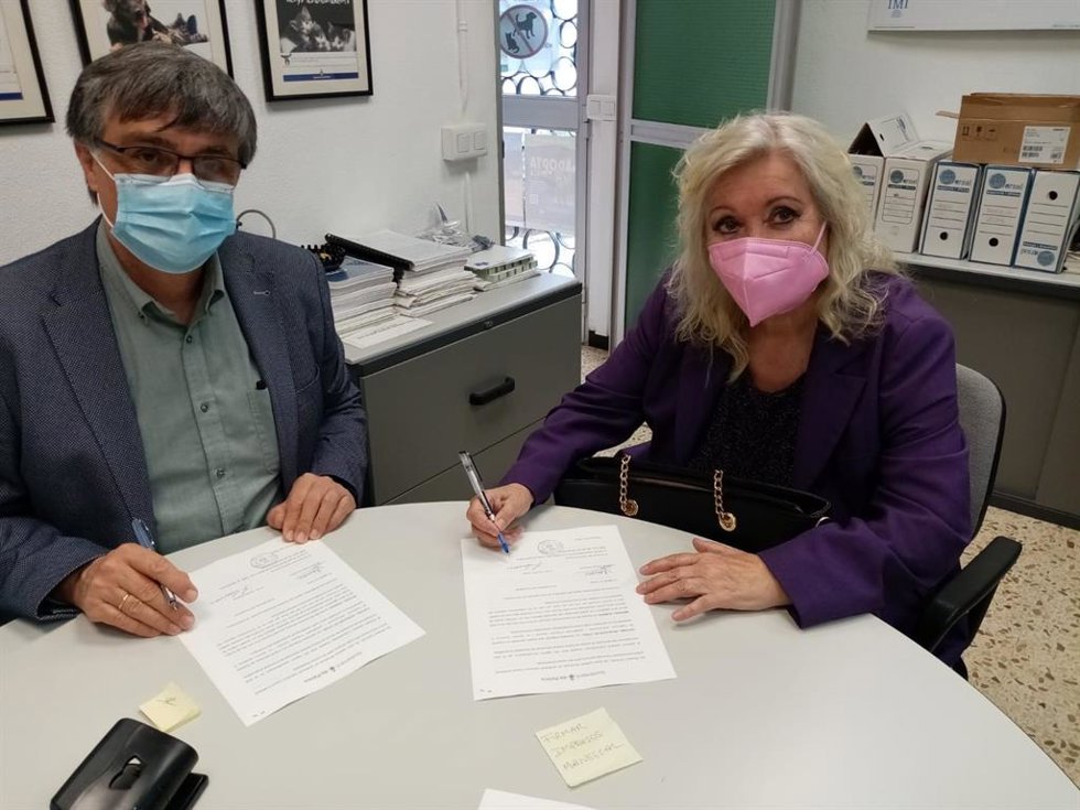 La presidenta de la entidad Sos Voluntarios de Son Reus, Lynda Commons, y el regidor Ramon Perpiny en la firma del convenio.