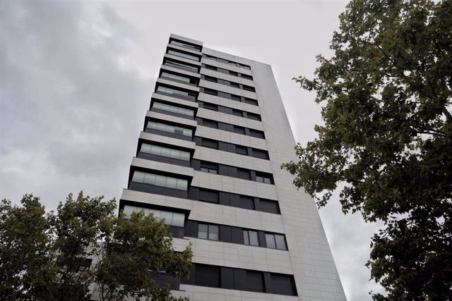 Archivo - Bloques de edificios habitados en la capital el mismo día en que el Gobierno de coalición ha informado que han llegado a un acuerdo que regula el precio del alquiler, a 5 de octubre de 2021, en Madrid, (España).