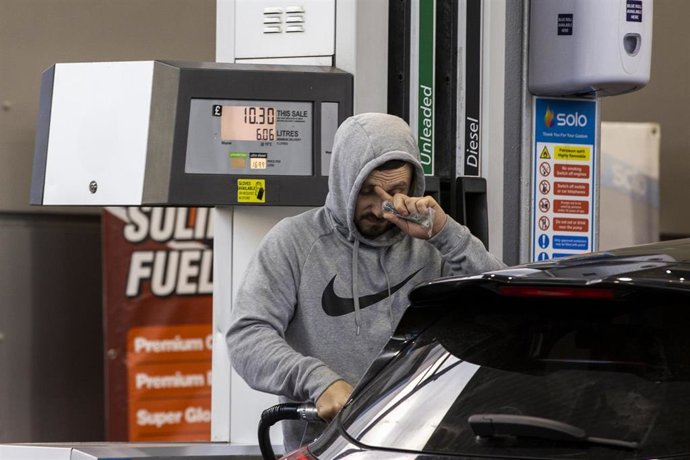 07 March 2022, United Kingdom, Belfast: A man refuels his car at the SOLO filling station on Clifton Street in Belfast, as oil prices continue to soar due to Russia's invasion of Ukraine. Photo: Liam Mcburney/PA Wire/dpa