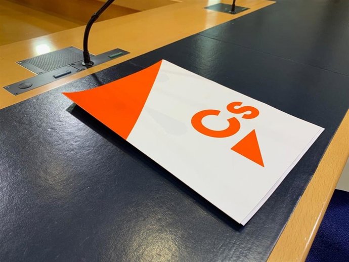 Archivo - Carpeta amb el logo de Cs