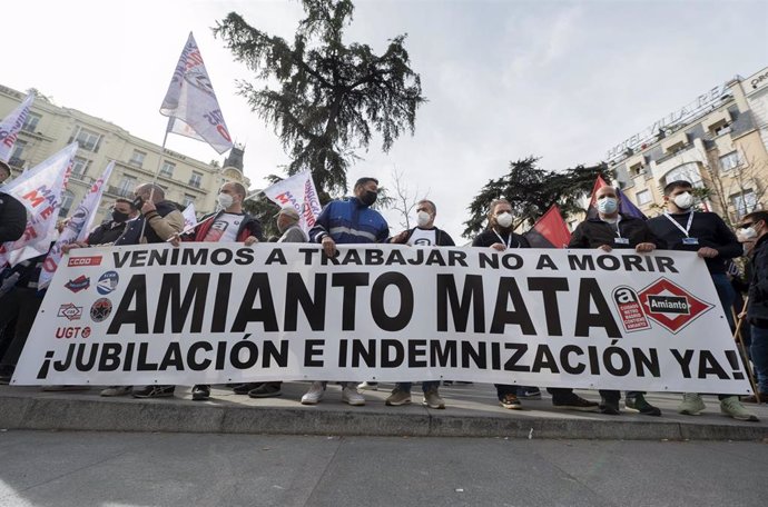 Varias personas con una pancarta en la que se lee: 'Amianto mata', participan en una concentración de los sindicatos del comité de empresa de Metro de Madrid, frente al Congreso de los Diputados, a 23 de febrero de 2022, en Madrid (España). 
