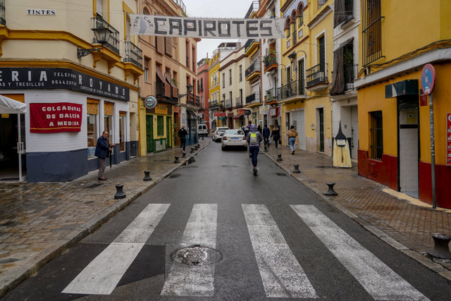 Una tienda donde vende utensilios para el nazereno atiende  a los usuarios que saldrán como penitente la próxima Semana Santa a 10 de marzo del 2022 en Sevilla (Andalucía, España)