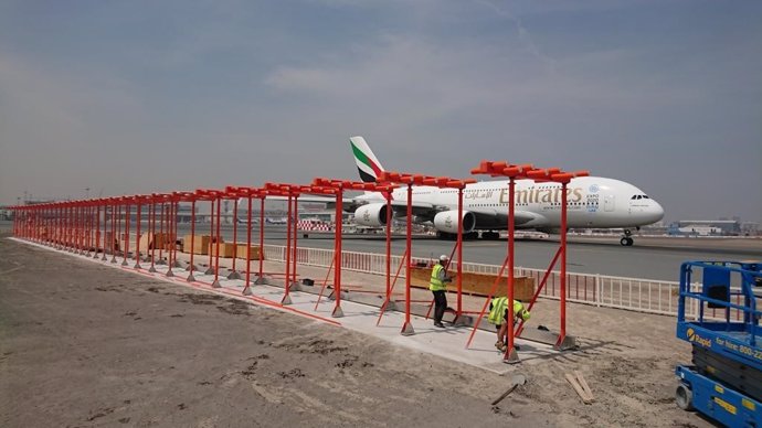 Un A380 de Emirates se encuentra estacionado en una pista del Aeropuerto Internacional de Dubai