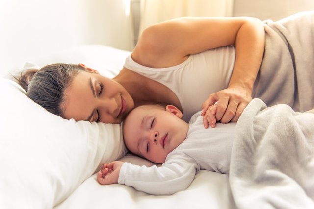 Archivo - Mamá y bebé, colecho, dormir, familia