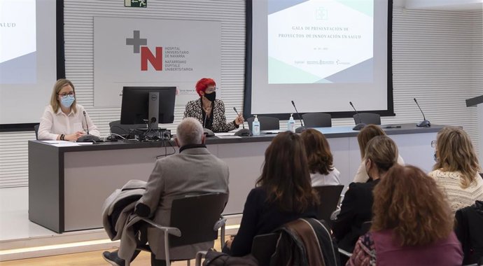 Beatriz Pérez Urbina, responsable de la Unidad de Innovación de Navarrabiomed, y la consejera de Salud, Santos Induráin, esta mañana en la inauguración de la Gala de presentación de proyectos de innovación en salud.