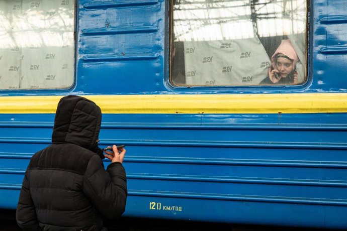 12 de marzo de 2022, Levandivka, Ucrania: Se ve a un hombre hablando con su novia por teléfono mientras sube a un tren hacia Polonia.