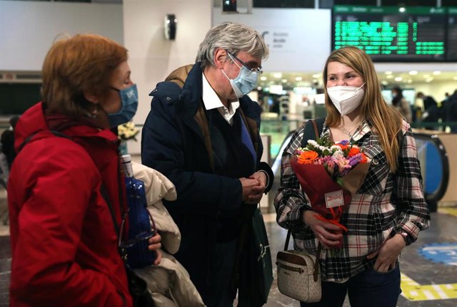Una pareja llegada de Ucrania recibe flores en la estación de Sants, a 28 de febrero de 2022, en Barcelona, Cataluña (España). 