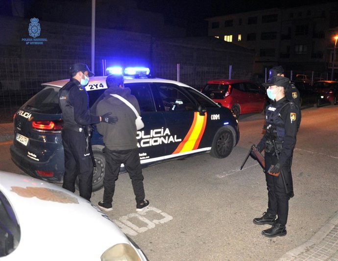 Detienen a un joven por amenazar a un hombre con una escopeta de aire comprimido.