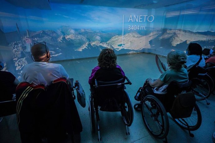 Salomon acerca la montaña a los pacientes del Hospital de Parapléjicos de Toledo con una proyección inmersiva.