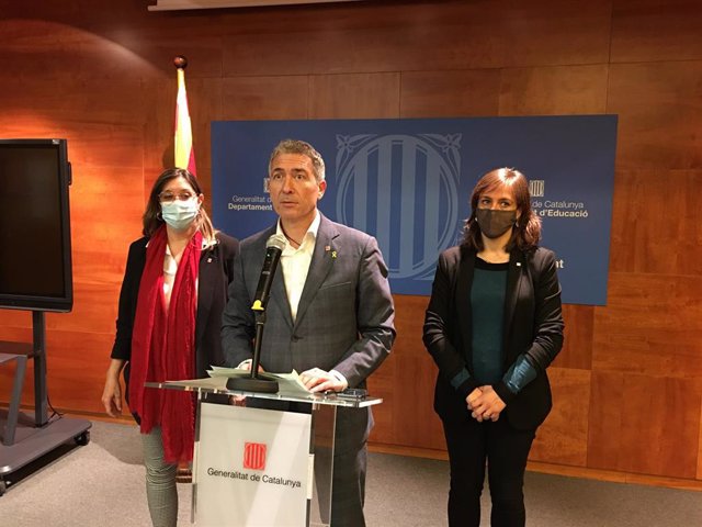 El conseller de Educación, Josep Gonzàlez-Cambray, junto a la secretaria general Patrícia Gomà y la secretaria de Transformación Educativa Núria Mora