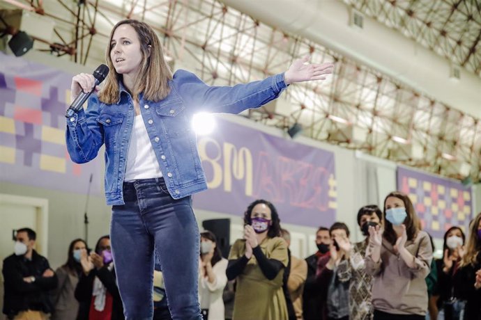 La ministra de Derechos Sociales y Agenda 2030, Ione Belarra, interviene durante el acto 'Feminismo para cambiarlo todo', en el centro MEEU (Madrid Exposiciones y Eventos Urbanos), en la Estación de Chamartín, a 6 de marzo de 2022, en Madrid (España). 