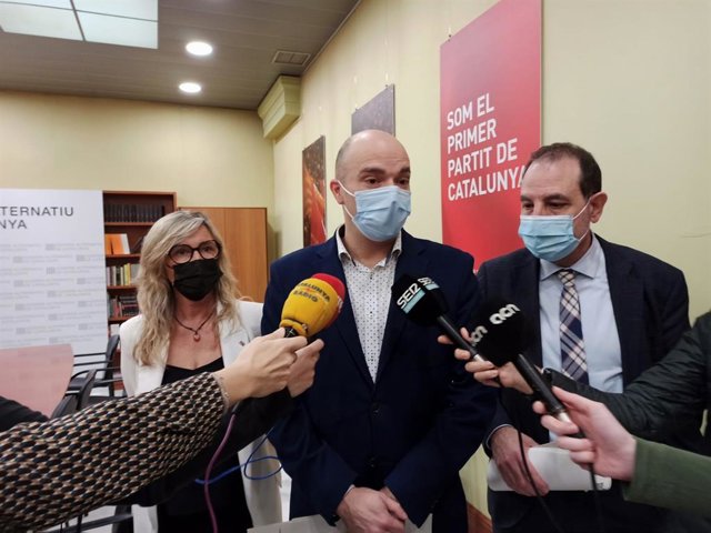 El portaveu adjunt del PSC al Parlament, Raúl Moreno, amb els diputats Ramon Espadaler i Judith Alcalá