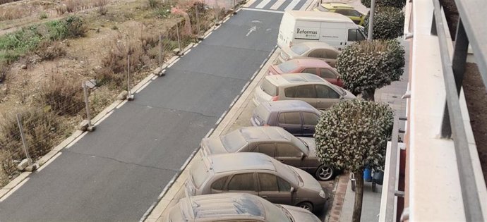 Coches manchados por la calima en Logroño