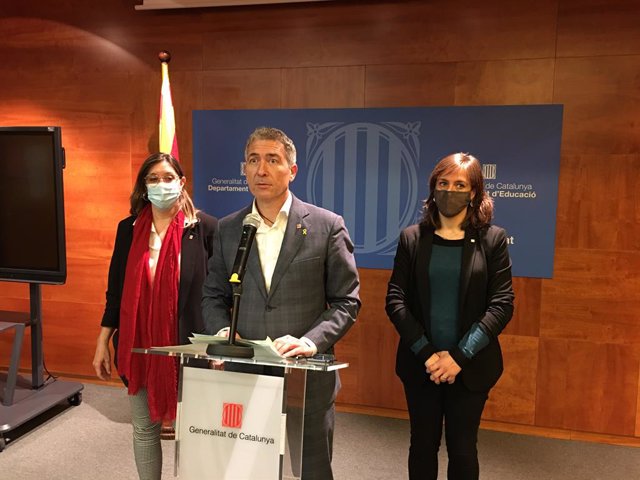 El conseller d'Educació, Josep Gonzàlez-Cambray, al costat de la secretària general, Patrícia Gomà, i la secretària de Transformació Educativa, Núria Mora