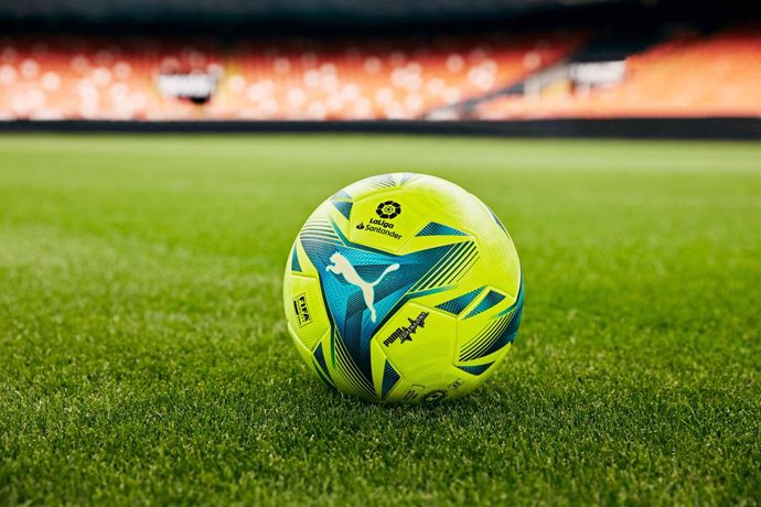 Archivo - Puma y LaLiga presentan 'Adrenalina', el balón de los derbis y El Clásico.