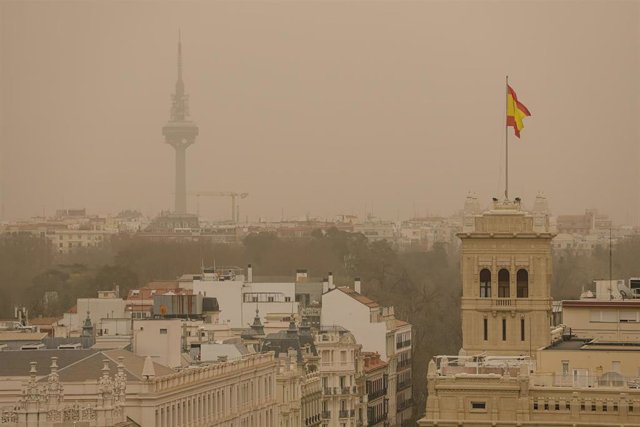 Calima desde la terraza del Círculo de Bellas Artes, a 15 de marzo de 2022, en Madrid (España). 