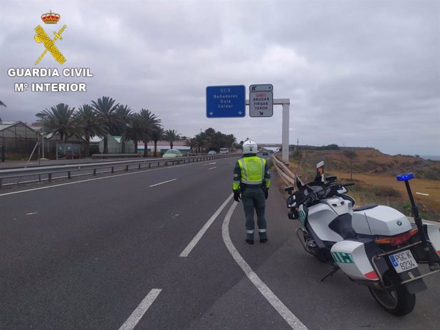 Archivo - Un guardia civil en un control de carretera en Gran Canaria
