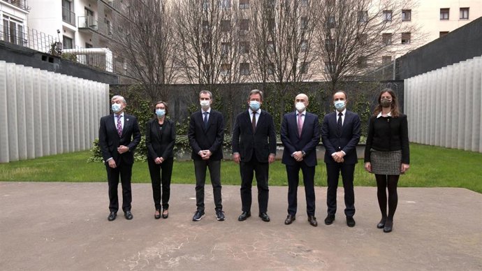 El consejero de Cultura y Política Lingüística del Gobierno Vasco, Bingen Zupiria, con los representantes de  Bankoa Abanca, BBVA, Caixabank, Kutxabank, Laboral Kutxa y Rural Kutxa firmantes del convenio para fomentar el uso del euskera