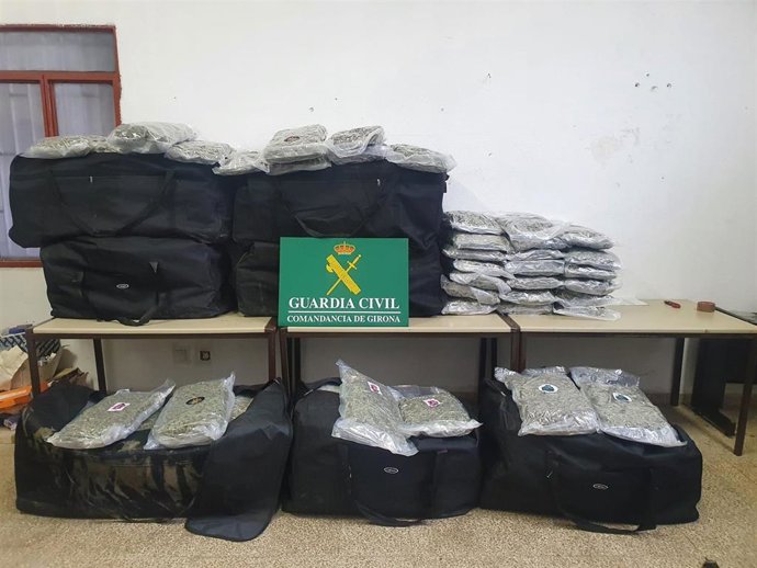 Imagen de los 167 kilos de marihuana interceptada dentro de un camión con matrícula polaca en La Jonquera (Girona)