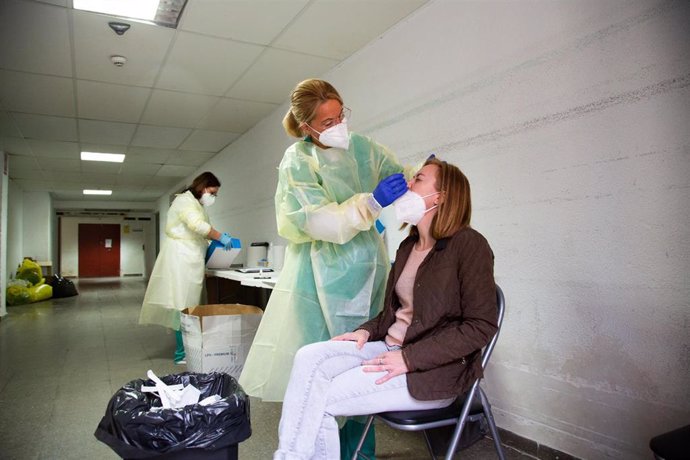 Archivo - Una sanitaria realiza un test de antígenos