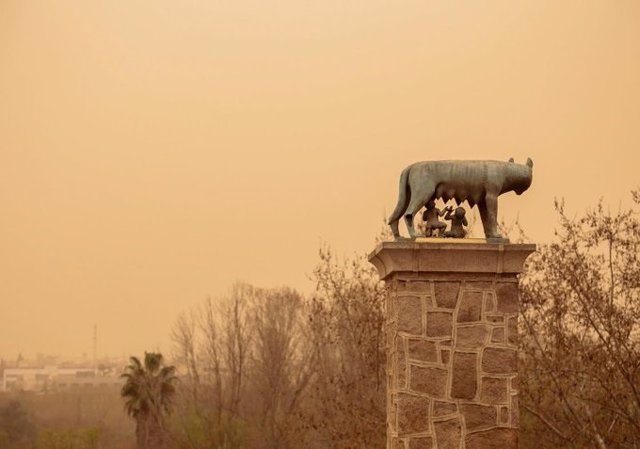 Monumento de la Loba Capitolina, en Mérida, bajo la calima.