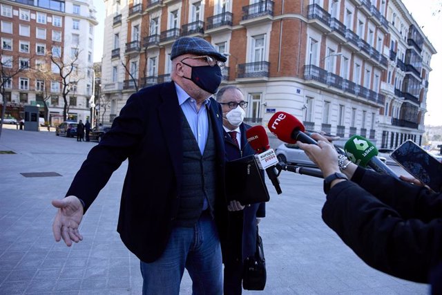 El ahora comisario jubilado José Manuel Villarejo (i), ofrece declaraciones a los medios a su llegada a la Audiencia Nacional para declarar como investigado en relación con CENYT, a 28 de febrero de 2022, en Madrid (España). El excomisario declara de nuev
