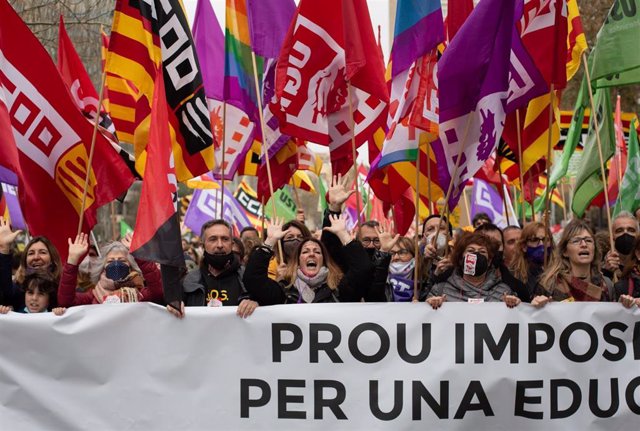 Manifestación de los sindicatos educativos en la segunda jornada de huelga educativa en Catalunya