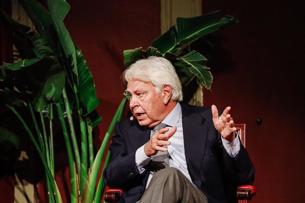 El expresidente del Gobierno, Felipe González, protagoniza un coloquio en el Ateneo de Madrid, a 18 de febrero de 2022, en Madrid (España).