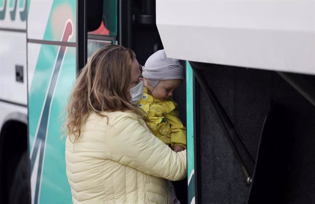 Varios refugiados a su llegada en autobús a un centro de acogida en  Pozuelo de Alarcón, a 11 de marzo de 2022, en Madrid (España)