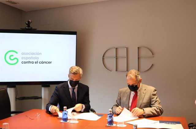 El presidente de FELE, Javier Cepedano, y el presidente de la Junta Provincial de León de la AECC, Estanislao de Luis, firman el convenio de colaboración.