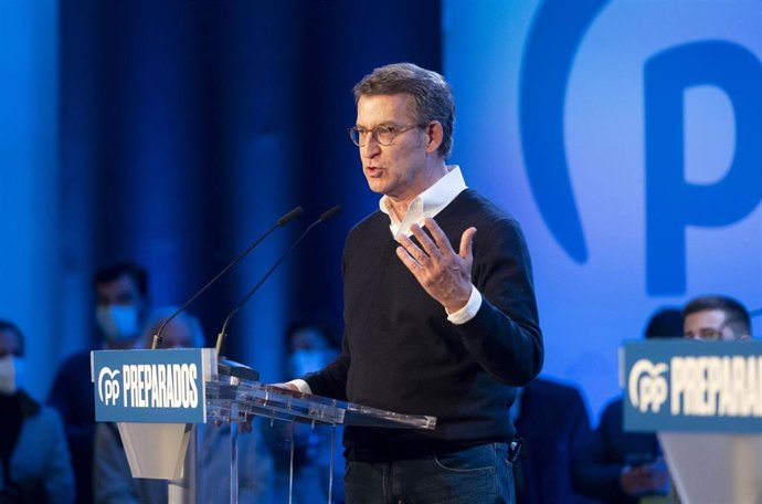 El presidente de la Xunta de Galicia y precandidato a la presidencia del PP nacional, Alberto Núñez Feijóo, interviene en un encuentro de afiliados en Novotel Madrid Center, a 15 de marzo de 2022, en Madrid (España). Esta es una de las citas que está ll