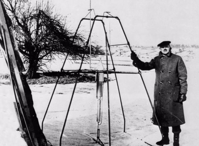 El pionero de los cohetes estadounidenses Robert H. Goddard y su primer cohete de combustible líquido, 16 de marzo de 1926.