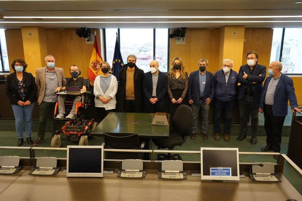 Imagen de los representantes de Unidas Podemos, Bildu, BNG, ERC, Más País, Compromís, Teruel Existe y la plataforma 'Salvemos la Atención Primaria', tras suscribir una carta para pedir al presidente del Gobierno, Pedro Sánchez, un pacto urgente para la 
