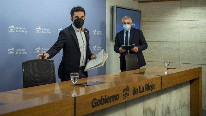 El portavoz, Álex Dorado, junto al consejero, José Ángel Lacalzada