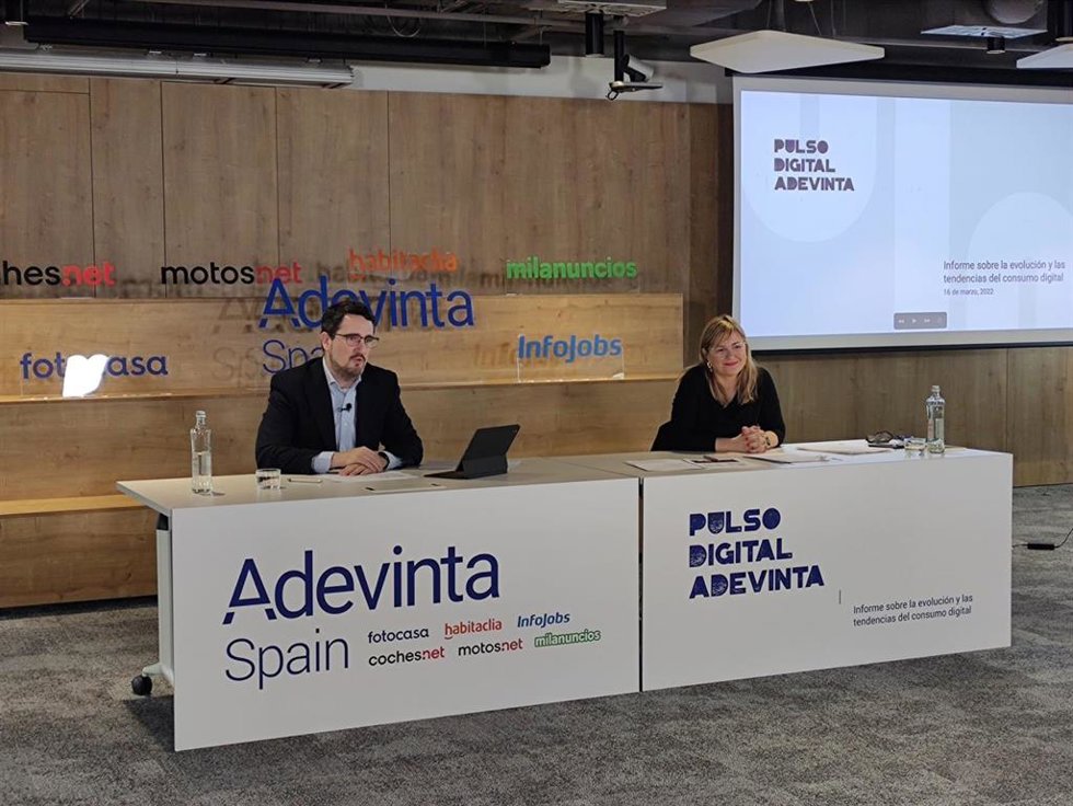 El ceo de Adevinta Spain, Román Campa, y la head of Corporate Data and Analytics, Laura Marqus