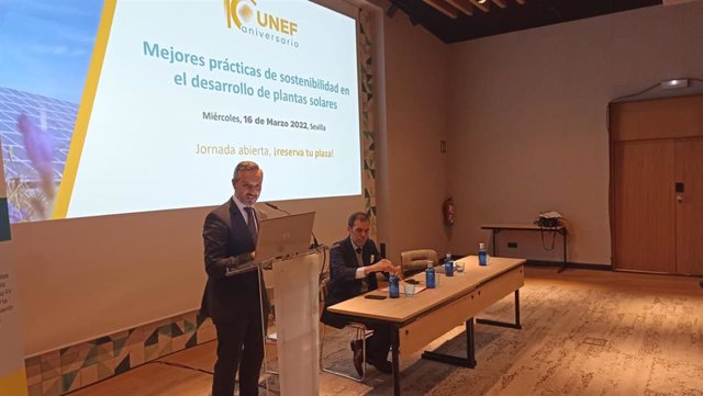 El consejero de Hacienda y Financiación Europea, Juan Bravo, durante su intervención en la apertura de la Jornada Mejores prácticas de sostenibilidad en el desarrollo de plantas solares organizada por la asociación Unión Española Fotovoltaica (UNEF).