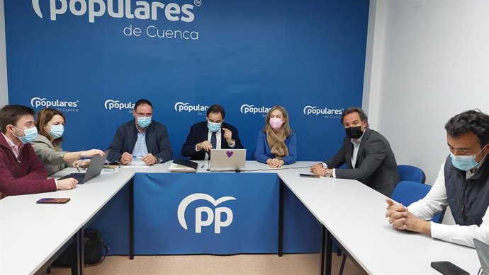 Israel Pérez, vicesecretario territorial del PP regional, Ana Guarinos, diputada del PP en las Cortes de Castilla-La Mancha y Benjamín Prieto, presidente de los 'populares' de la provincia de Cuenca