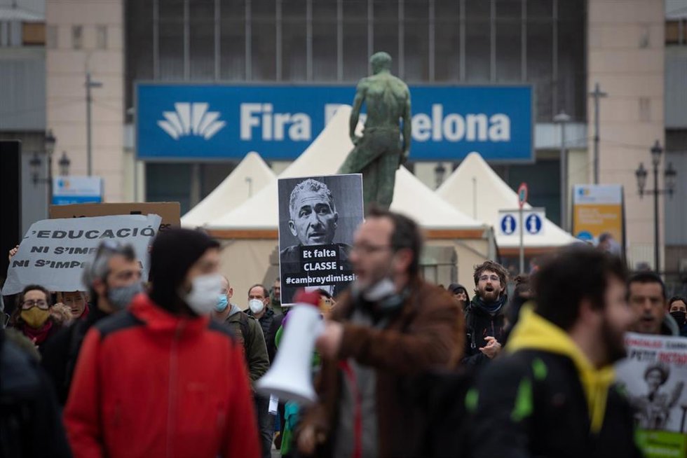 Un grupo de personas pertenecientes al sector educativo a su llegada a la Fira de Barcelona con carteles y pancartas para irrumpir la inauguración del Saló de l'Ensenyament, a 16 de marzo de 2022, en Barcelona, Catalunya (España). Este evento, que reúne