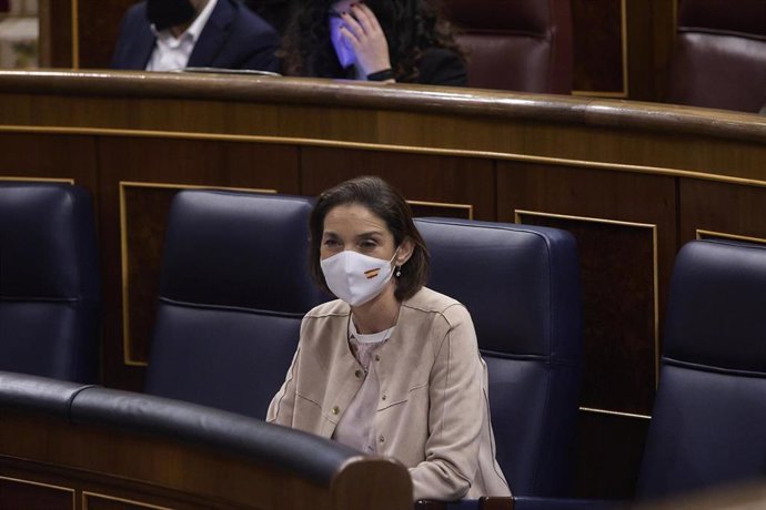 La ministra de Industria, Comercio y Turismo, Reyes Maroto, en una sesión plenaria, en el Congreso de los Diputados, a 16 de marzo de 2022, en Madrid (España).