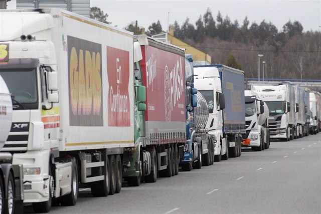 Camiones parados por la huelga de transporte en imagen de archivo.