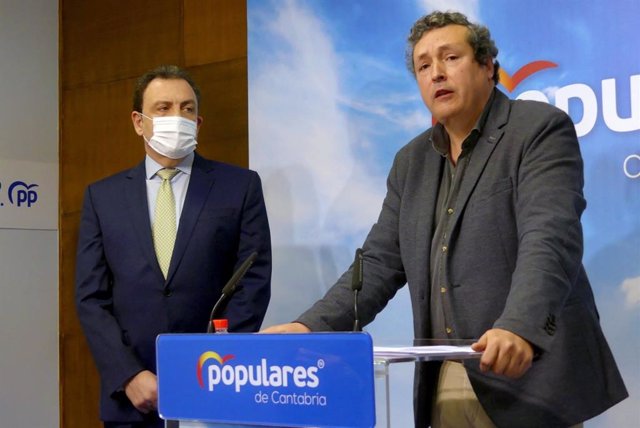 De izda a derecha: El senador del PP por Cantabria Félix de las Cuevas y el portavoz del grupo popular en el Parlamento de Cantabria, Íñigo Fernández