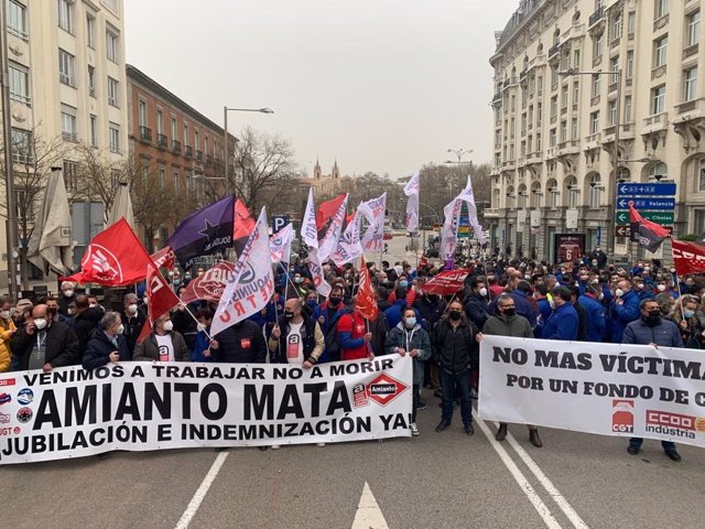 Concentración de trabajadores de Metro de Madrid junto al Congreso de los Diputados para que la Ley les reconozca como víctimas del amianto.
