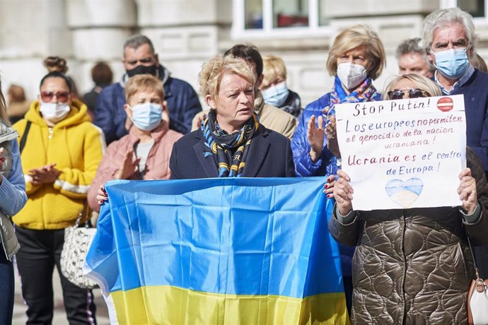 Varias personas con una bandera de Ucrania