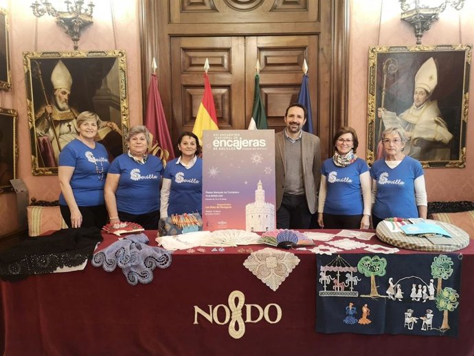 Presentación del XIII Encuentro Nacional de Encajeras de Bolillos que se celebrará en el Paseo Marqués de Contadero.