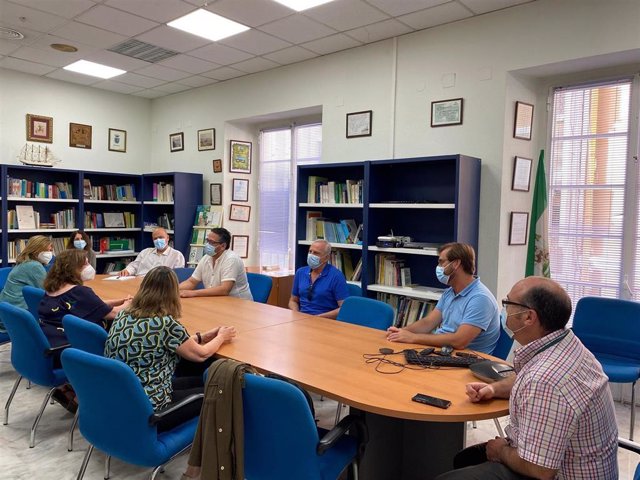 Archivo - La delegada territorial de Salud y Familias de la Junta en Cádiz, Isabel Paredes, durante la reunión mantenida para reorganizar el Centro de Salud Mentidero.